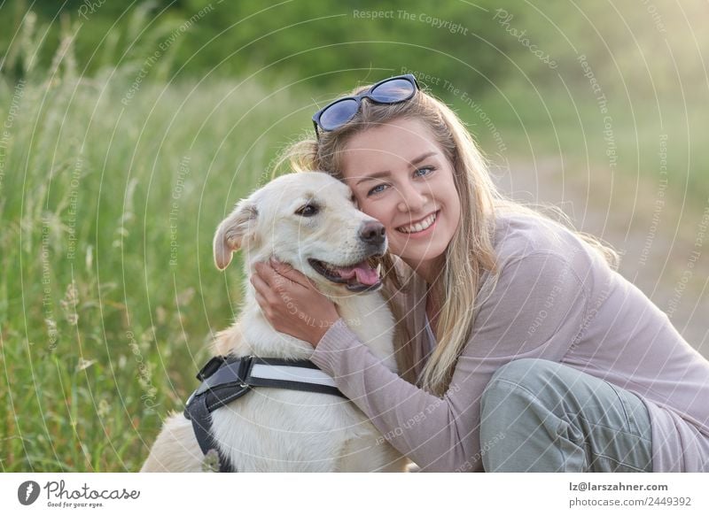 Glücklicher lächelnder Hund mit seinem hübschen jungen Besitzer Lifestyle Freude schön Freizeit & Hobby Spielen Sommer Frau Erwachsene Freundschaft 1 Mensch