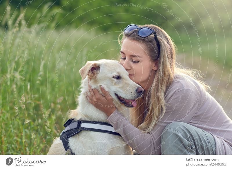 Glücklicher lächelnder Hund mit seinem hübschen jungen Besitzer Lifestyle Freude schön Freizeit & Hobby Spielen Sommer Frau Erwachsene Freundschaft 1 Mensch