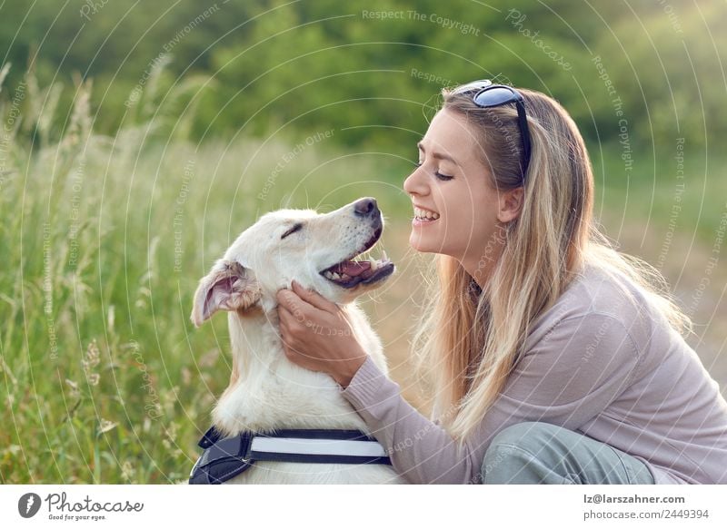 Glücklicher lächelnder Hund mit seinem hübschen jungen Besitzer Lifestyle Freude schön Freizeit & Hobby Spielen Sommer Frau Erwachsene Freundschaft 1 Mensch