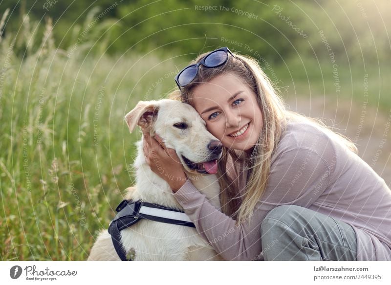 Glücklicher lächelnder Hund mit seinem hübschen jungen Besitzer Lifestyle Freude schön Freizeit & Hobby Spielen Sommer Frau Erwachsene Freundschaft 1 Mensch