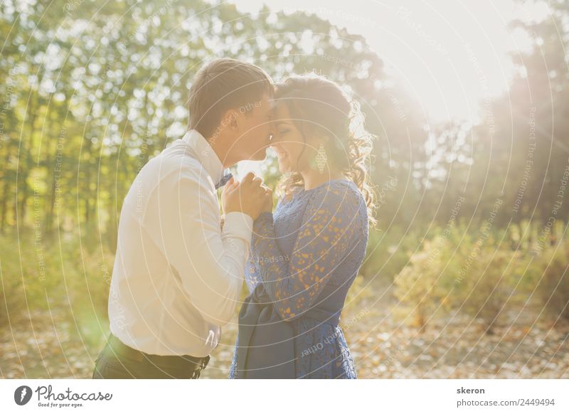 Liebespaar zeigt Gefühle in der untergehenden Sonne harmonisch Sommer Feste & Feiern Valentinstag Hochzeit Mensch maskulin feminin Junge Frau Jugendliche