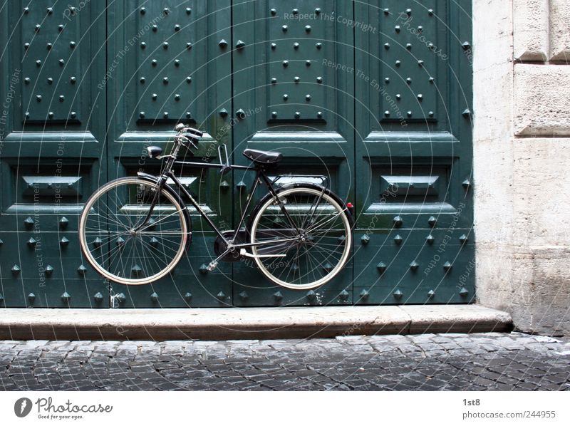 sicher ist sicher Raumfahrt überbevölkert Menschenleer Bauwerk Gebäude Architektur Mauer Wand Fassade Tür Verkehr Berufsverkehr Fahrrad beobachten Denken fahren