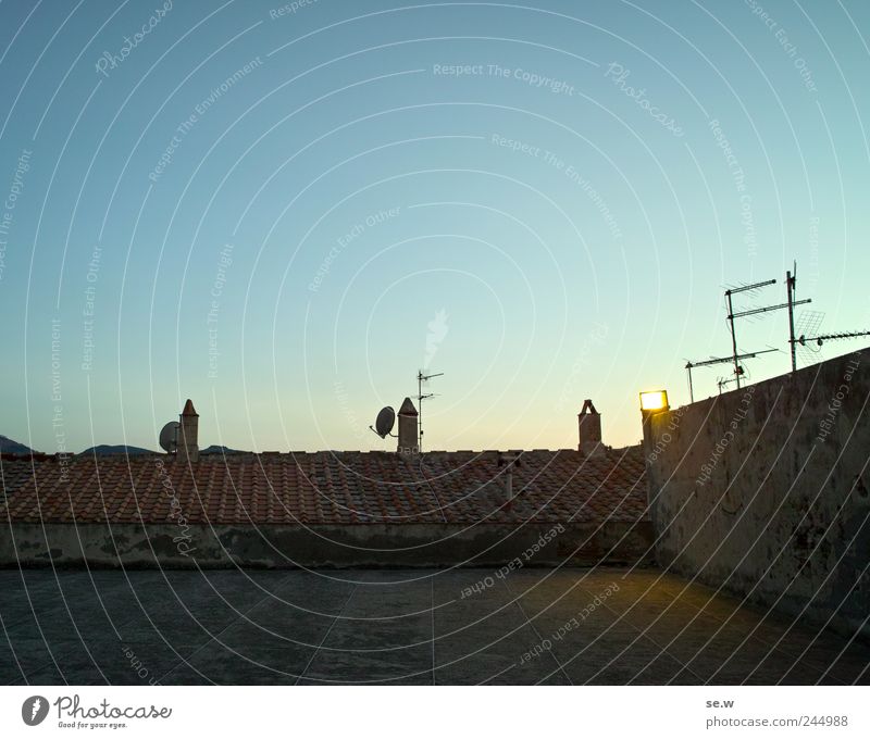 Terrakotta Himmel Wolkenloser Himmel Sonnenaufgang Sonnenuntergang Sommer Dorf Mauer Wand Terrasse Dach Schornstein Satellitenantenne Ziegeldach leuchten