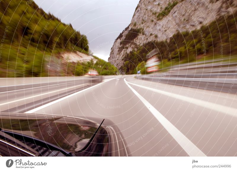 Autobahnende Verkehr Verkehrsmittel Verkehrswege Personenverkehr Autofahren Brücke PKW Motorhaube Scheibenwischer Metall Geschwindigkeit Speed Felsen Tal