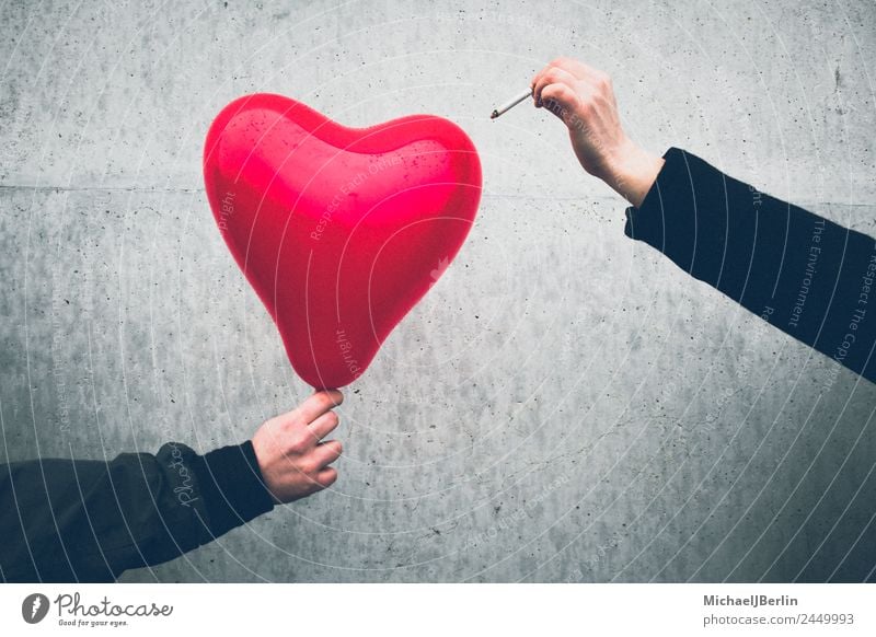 roter Herzluftballon wird mit einer Zigarette zerstört Mensch maskulin feminin 2 Luftballon Liebe Traurigkeit schwarz Gefühle Trauer Liebeskummer Schmerz