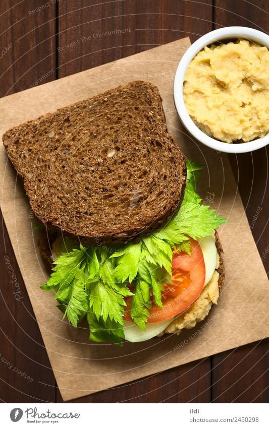 Veganes Vollkorn-Sandwich Gemüse Brot Frühstück Vegetarische Ernährung frisch Gesundheit Lebensmittel Belegtes Brot Sellerie Tomate Salatgurke Aufstrich Hummus