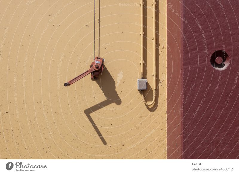 Immer an der Wand lang Mauer Fassade Kurbel Schalter Drahtseil Kabel Kabelschellen Farbe Schattenspiel Farbfoto Außenaufnahme