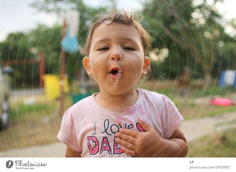 Kleinkind, das vor der Kamera ein Gesicht macht und ein I love dad T-Shirt trägt Kindererziehung Bildung Mensch Junge Frau Jugendliche Eltern Erwachsene Vater