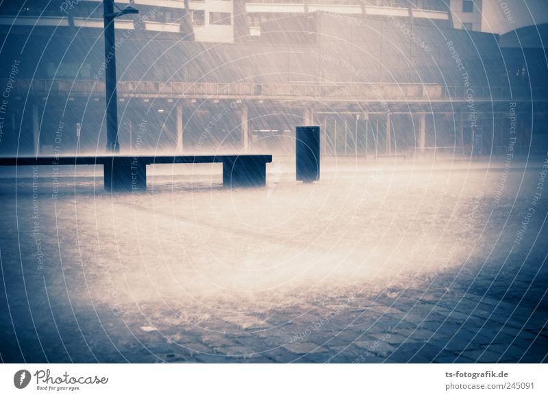 Platz, Regen! Urelemente Wasser Sommer Herbst Klima schlechtes Wetter Unwetter Sturm Bremerhaven Stadt Stadtzentrum dunkel kalt nass blau Bank Müllbehälter