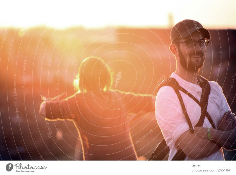 Blondes Gegenlicht mit Schelm Freude Zufriedenheit Sommer Tanzen Mensch maskulin Frau Erwachsene Mann Bart Rücken Arme 2 Horizont Brille Lächeln gelb rot