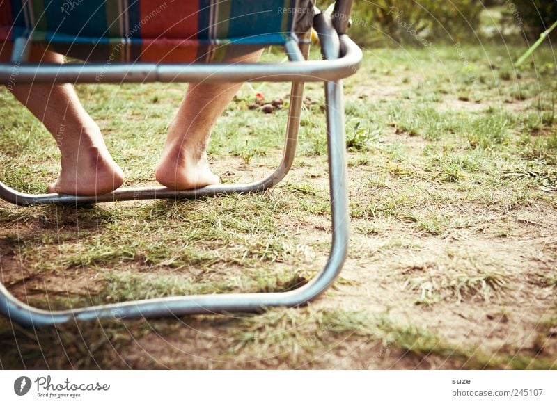 Zweibeiner Erholung Ferien & Urlaub & Reisen Camping Mann Erwachsene Beine Fuß Natur Erde Schönes Wetter Gras Wiese sitzen warten authentisch einfach natürlich