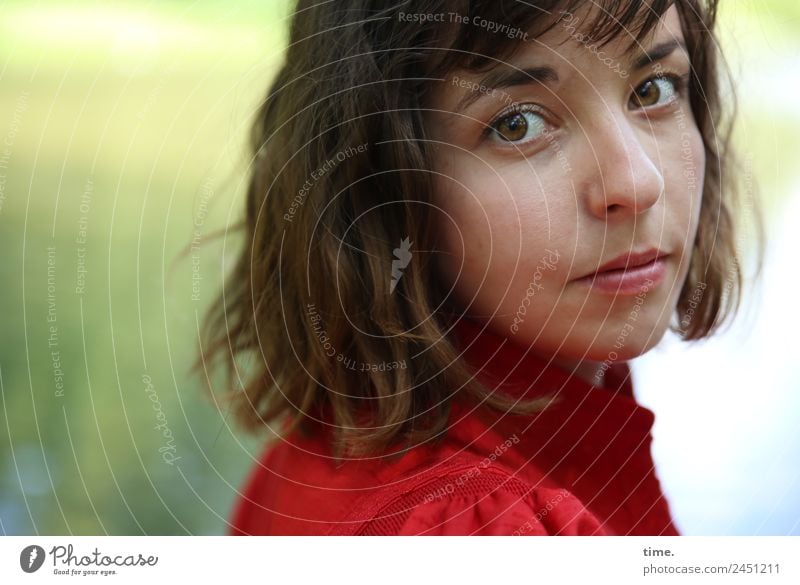 Ulreka feminin Frau Erwachsene 1 Mensch Schönes Wetter Park Seeufer Kleid brünett langhaarig beobachten Denken Blick warten schön selbstbewußt Willensstärke