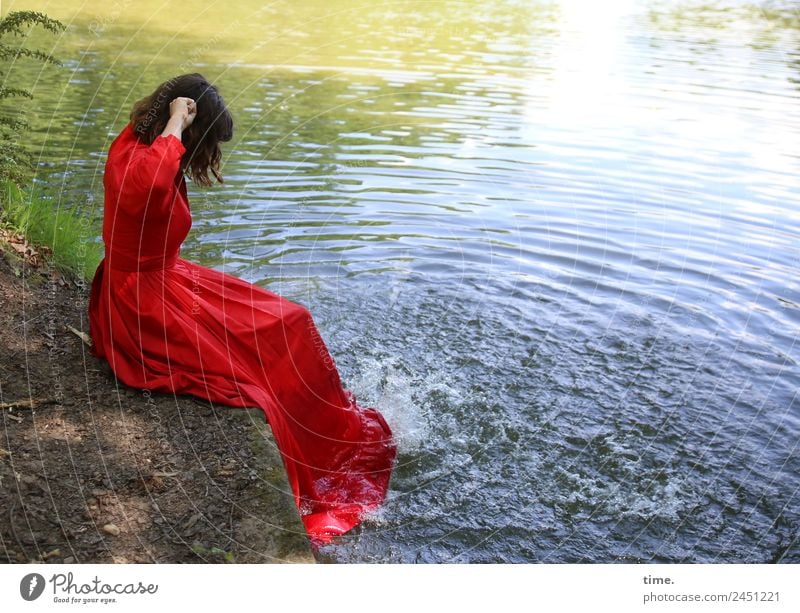 zeitlos | wasserplanschen feminin Frau Erwachsene 1 Mensch Wasser Park Seeufer Kleid brünett langhaarig Bewegung sitzen Spielen Fröhlichkeit frisch lustig schön