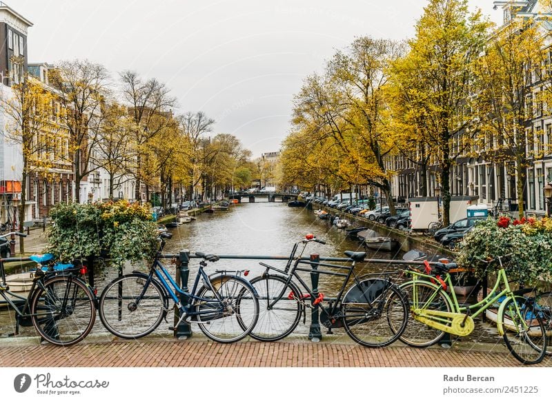 Architektur niederländischer Häuser Fassade und Hausboote am Amsterdamer Kanal Niederlande Großstadt Berühmte Bauten Ferien & Urlaub & Reisen Niederländer