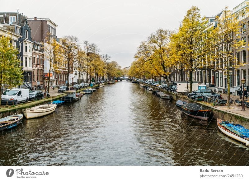 Architektur niederländischer Häuser Fassade und Hausboote am Amsterdamer Kanal Niederlande Großstadt Berühmte Bauten Ferien & Urlaub & Reisen Niederländer