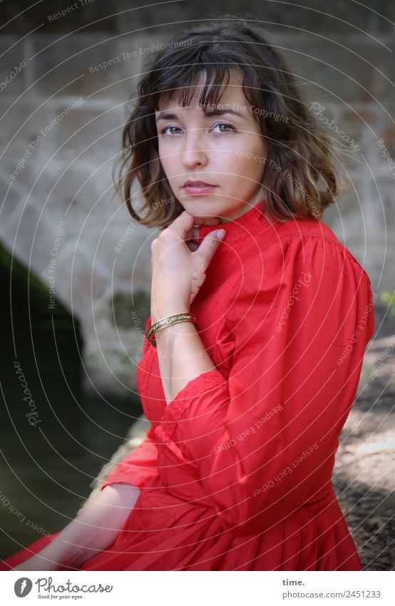 Ulreka feminin Frau Erwachsene 1 Mensch Park Flussufer Brücke Kleid brünett langhaarig beobachten Denken festhalten Blick warten schön rot selbstbewußt