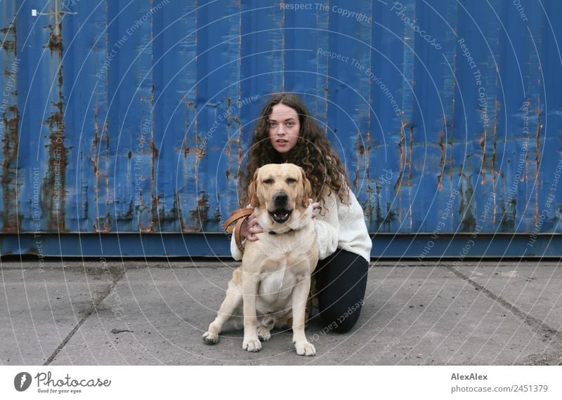 Portrait einer jungen, großen Frau, die hinter einem blonden Labrador ist Lifestyle schön harmonisch Container Güterverkehr & Logistik Junge Frau Jugendliche