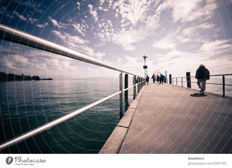 Sommertag am See Mensch Natur Landschaft Wasser Himmel Wolken Sonnenlicht Schönes Wetter Wellen Küste Seeufer Schifffahrt Ausflugsschiff Anlegestelle Steg