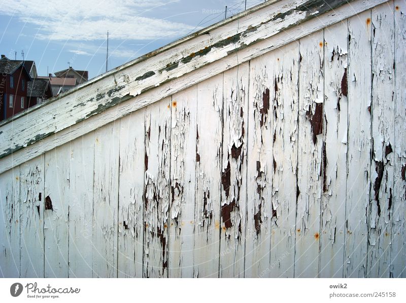 Wetterspuren Himmel Wolken Klima Bohuslän Nordeuropa Dorf Fischerdorf bevölkert Haus Hütte Gebäude Mauer Wand Fassade Holz alt hell trashig blau schwarz weiß