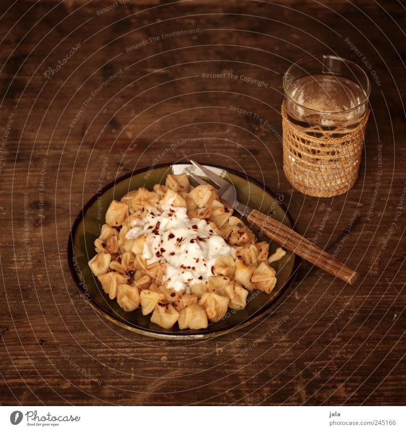 türkische tortellini Lebensmittel Joghurt Teigwaren Backwaren Tortellini Ernährung Mittagessen Getränk Erfrischungsgetränk Trinkwasser Geschirr Teller Glas