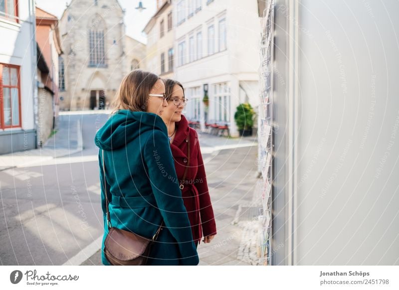 Zwillinge schauen sich Laden mit Postkarten an Lifestyle Freude Glück Mensch feminin Junge Frau Jugendliche Geschwister Schwester 2 Lebensfreude paarweise