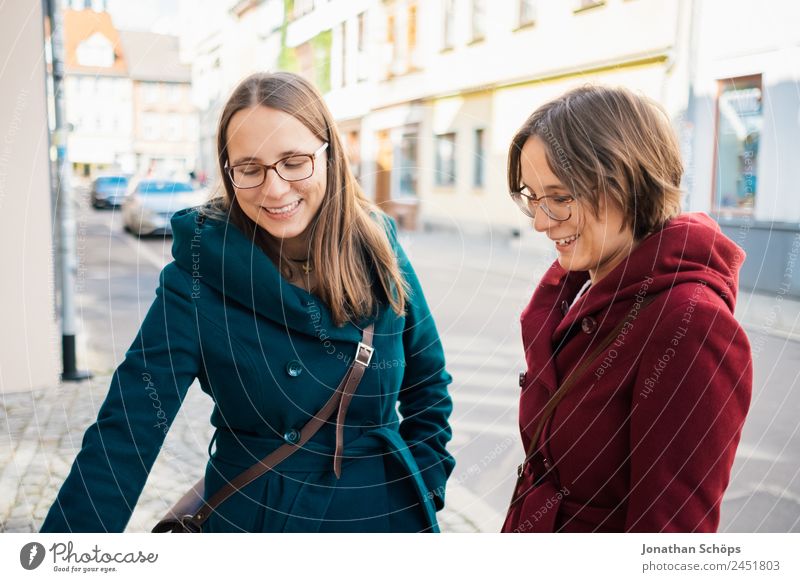 Zwillingsschwestern schauen in einer Gasse um Lifestyle Freude Glück Mensch feminin Junge Frau Jugendliche Geschwister Schwester 2 Lebensfreude Außenaufnahme