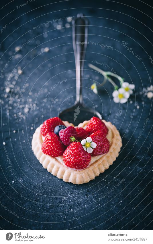 Erdbeertörtchen in Herzform Erdbeeren Erdbeerblüte Erdbeertorte Mürbeteigboden herzförmig dunkel moody Backwaren Dessert lecker Gesunde Ernährung Speise Essen