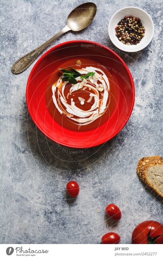 Tomatencremesuppe in roter Schüssel auf Grunge-Hintergrund Suppe Sahne Speise Gesunde Ernährung Vegetarische Ernährung Mahlzeit Pfeffer Kräuter & Gewürze