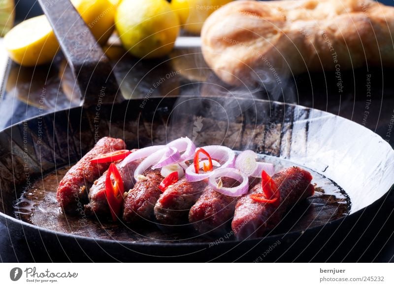 totes Tier Lebensmittel Fleisch Bioprodukte Pfanne Lebensfreude Vorfreude cevapcici Hackfleisch Zwiebel Kreis Peperoni Zitrone Brötchen Fleischgerichte Gußeisen