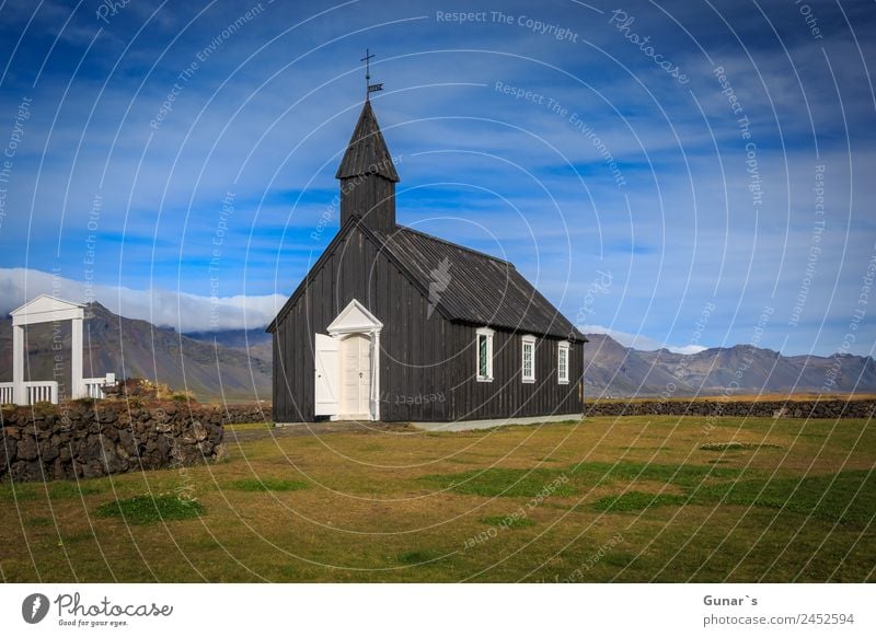 Schwarze Kirche in Budir, isländische Holzkirche mit Friedhof. Erholung ruhig Ferien & Urlaub & Reisen Tourismus Abenteuer Freiheit Expedition Camping Sommer