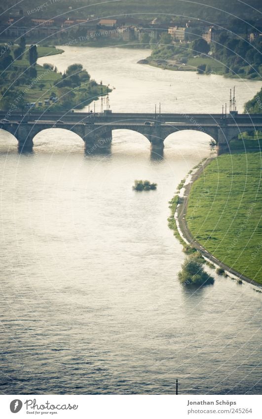 Elbe Dresden Deutschland Europa Stadt Hauptstadt Brücke Bauwerk Architektur blau gold grün Leichtigkeit Ferne Wasser Fluss Flussufer Torbogen fließen leer