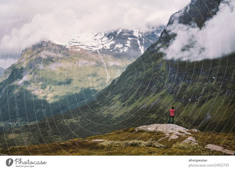 Geiranger Fjord Ferien & Urlaub & Reisen Tourismus Ausflug Abenteuer Kreuzfahrt Expedition Berge u. Gebirge wandern Digitalkamera Mensch feminin Junge Frau