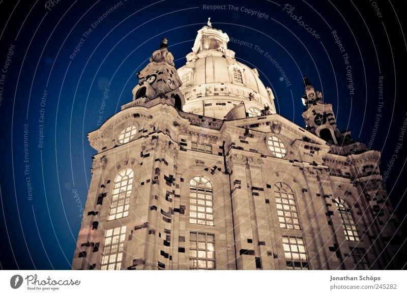 Frauenkirche Dresden Deutschland Europa Hauptstadt Stadtzentrum Altstadt Kirche Sehenswürdigkeit blau braun Bühnenbeleuchtung Vignettierung Bauwerk Frieden