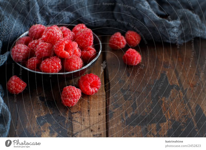 Frische Himbeeren in einer Metallschale Frucht Dessert Ernährung Frühstück Vegetarische Ernährung Diät Schalen & Schüsseln Sommer frisch natürlich rosa rot