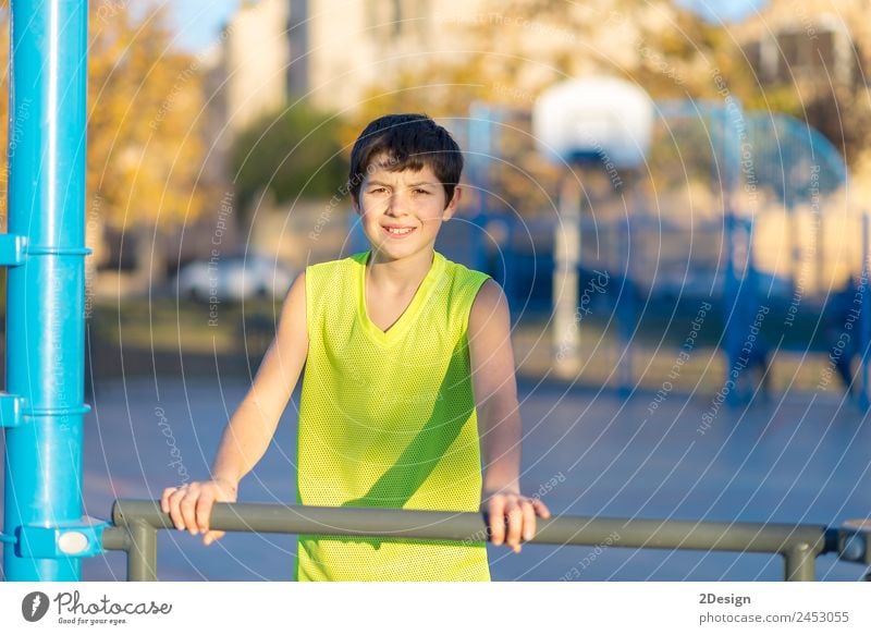 Teenager, der einen gelben Basketball ärmellos trägt, lächelnd. Lifestyle Freude Glück Erholung Sommer Sport Kind Mensch Junge Mann Erwachsene Jugendliche 1