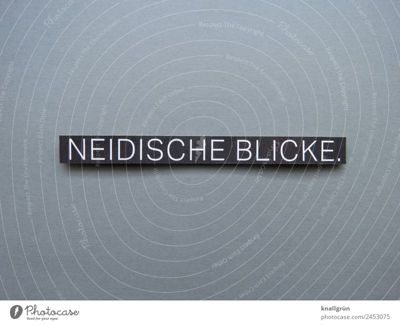 NEIDISCHE BLICKE. Schriftzeichen Schilder & Markierungen Kommunizieren Blick grau schwarz weiß Gefühle Stimmung Neugier Interesse Eifersucht Neid Ärger