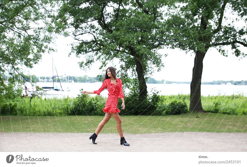 Jessica feminin Frau Erwachsene 1 Mensch Pflanze Baum Park Küste Hamburg Außenalster Segelboot Kleid Stiefel brünett langhaarig beobachten drehen gehen Lächeln