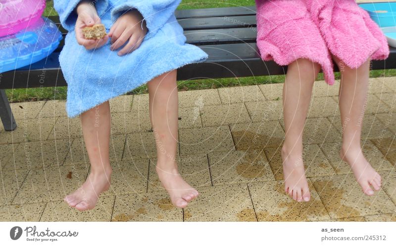 Pause für zwei Bademäntel ;-) Brot Wellness Schwimmen & Baden Schwimmbad Mädchen Junge Bruder Schwester Kindheit Fuß 2 Mensch 3-8 Jahre Stein hängen sitzen