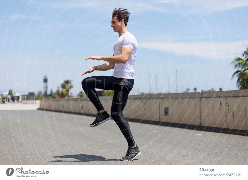 Glücklicher Mann und Springen im Freien, Aufwärmen vor dem Joggen Lifestyle Wellness Sport Arbeit & Erwerbstätigkeit Mensch maskulin Junger Mann Jugendliche