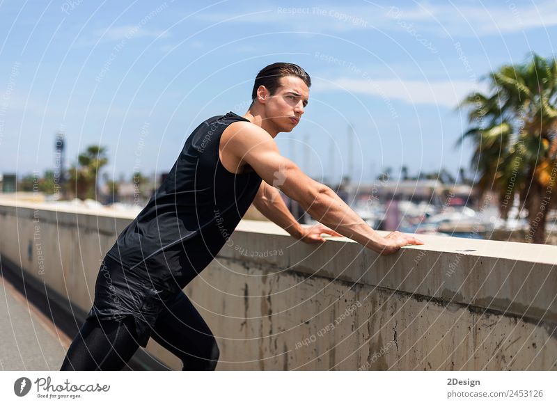 Starker Mann, der die Wade streckt und sich an der Wand lehnt. Lifestyle Körper Gesundheitswesen Wellness Sommer Sport Mensch maskulin Junger Mann Jugendliche