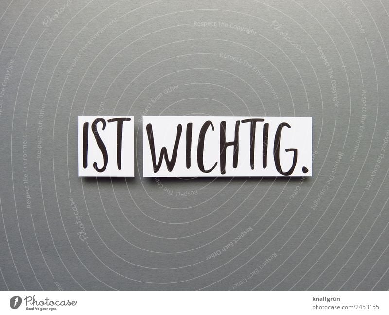 IST WICHTIG. Schriftzeichen Schilder & Markierungen Kommunizieren grau schwarz weiß Gefühle Verantwortung gewissenhaft wichtig Priorität Farbfoto Studioaufnahme