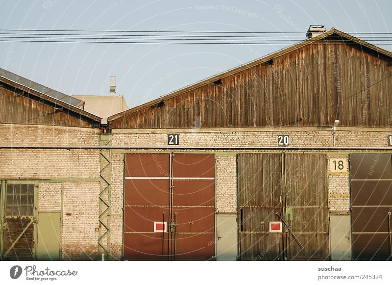 21 .. 20 .. 18 .. Haus Fabrik Gebäude Mauer Wand Ziffern & Zahlen alt Autotür Tor Gebäudeteil Dach Hochspannungsleitung Elektrizität Bahngelände Himmel Holz