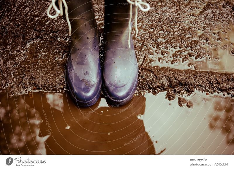 Gummistiefel Beine Stiefel wandern dreckig braun 2 paarweise Schnürstiefel Wasser Reflexion & Spiegelung herbstlich nass Vogelperspektive kalt schlechtes Wetter