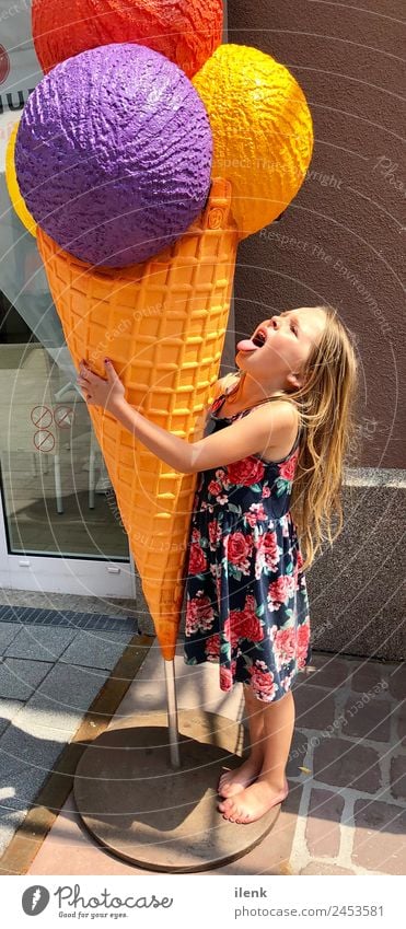 Mädchen mit Eis Kind Familie & Verwandtschaft 1 Mensch 3-8 Jahre Kindheit Sommer Schönes Wetter Kleid blond langhaarig Kugel berühren Essen Feste & Feiern