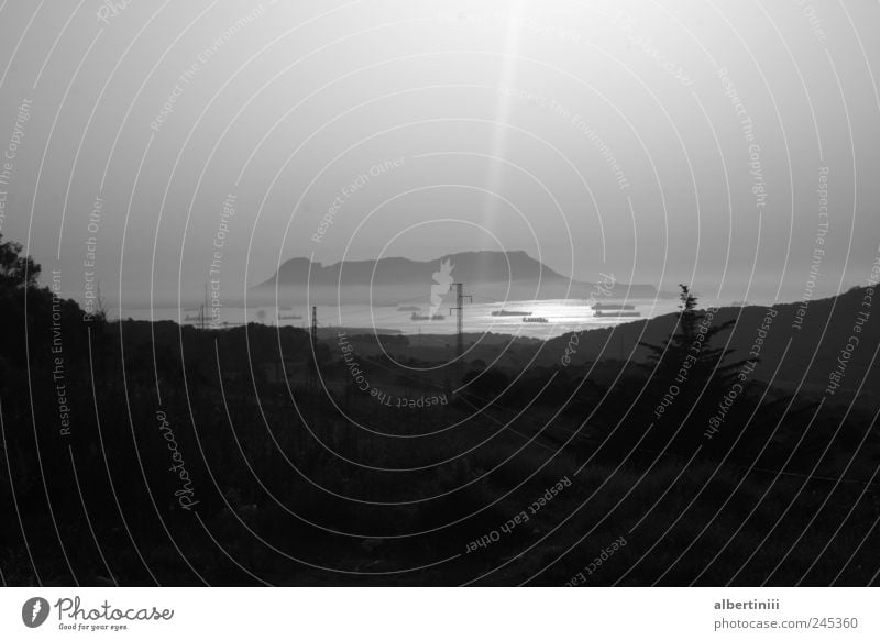 die straße von gibraltar Umwelt Wasser Straße Schifffahrt Containerschiff Öltanker Wasserfahrzeug fahren Schwarzweißfoto Außenaufnahme Experiment Menschenleer