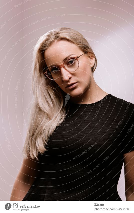 Eyewear Lifestyle elegant Stil Design schön feminin Junge Frau Jugendliche 18-30 Jahre Erwachsene Mode Kleid Brille blond langhaarig Coolness trendy modern