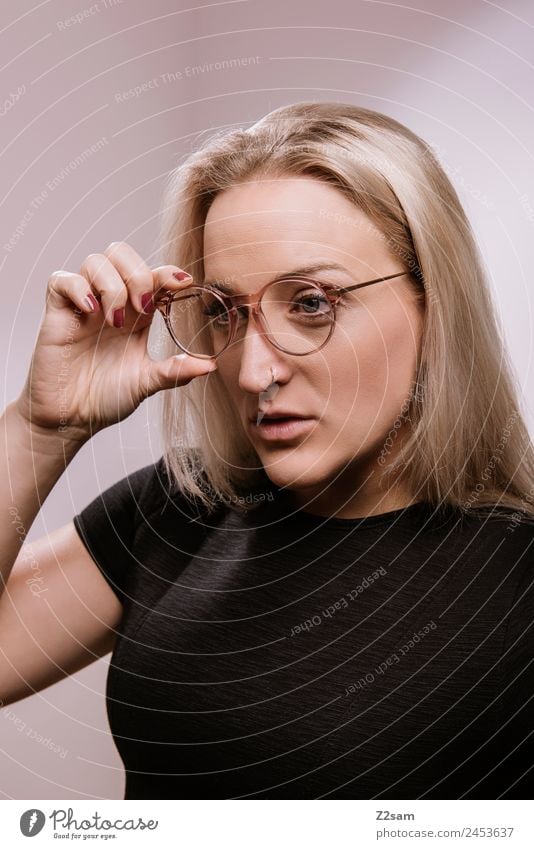 Eyewear Lifestyle elegant Stil Design Junge Frau Jugendliche 30-45 Jahre Erwachsene Mode Brille blond langhaarig festhalten Blick Coolness trendy schön modern