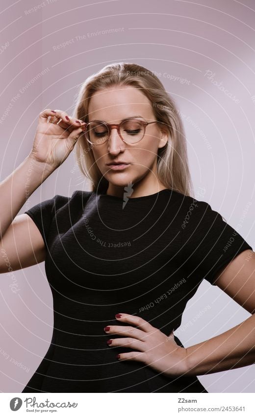 OPTISCH ansprechend Lifestyle elegant schön Junge Frau Jugendliche 18-30 Jahre Erwachsene 30-45 Jahre Mode Kleid Piercing Brille blond langhaarig festhalten