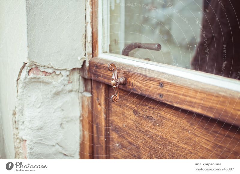 closed Haus Ruine Mauer Wand Tür Holz Glas Metall alt geschlossen Türschloss Griff Leerstand Strukturwandel Wirtschaft Immobilienmarkt Farbfoto Gedeckte Farben