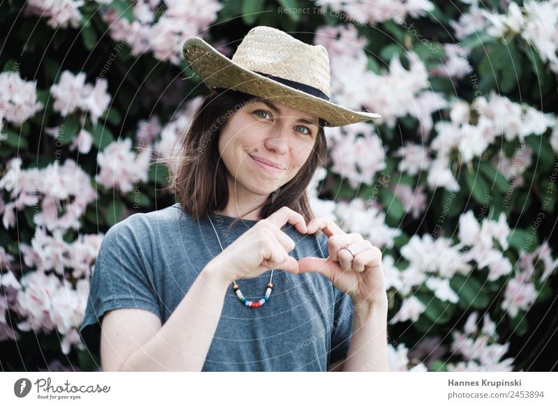 Hand aufs Herz Garten Karneval Mensch feminin Junge Frau Jugendliche Kopf Finger 1 30-45 Jahre Erwachsene T-Shirt Halskette Hut Cowboyhut brünett Blühend